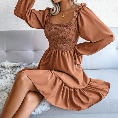 Robe évasée à manches longues et col carré