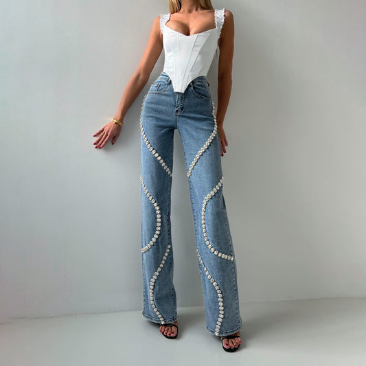 Jean ample à strass coupe droite avec sens du design