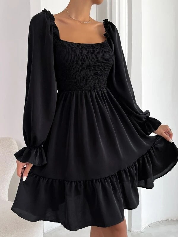 Robe évasée à manches longues et col carré