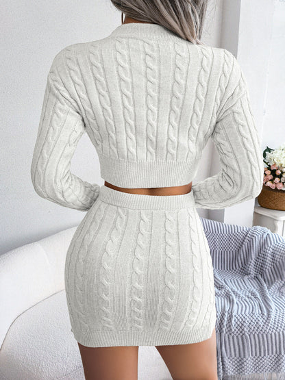 Ensemble pull court et jupe à la hanche