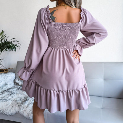 Robe évasée à manches longues et col carré