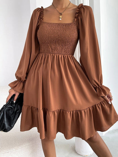 Robe évasée à manches longues et col carré