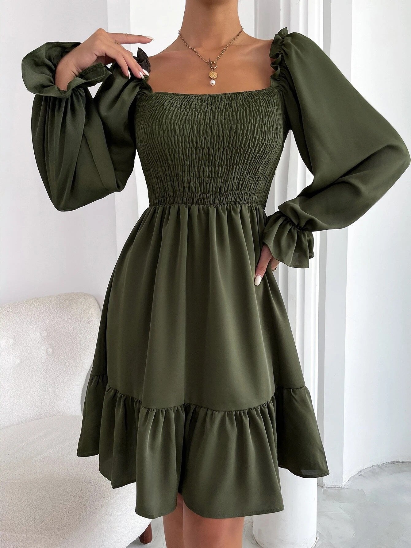 Robe évasée à manches longues et col carré