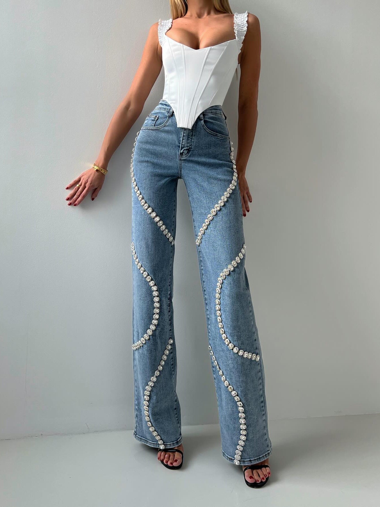 Jean ample à strass coupe droite avec sens du design