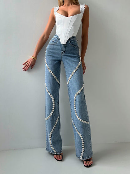 Jean ample à strass coupe droite avec sens du design