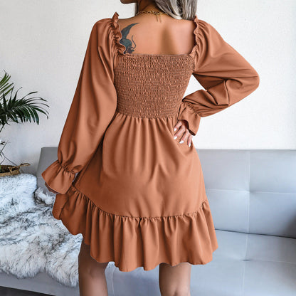 Robe évasée à manches longues et col carré
