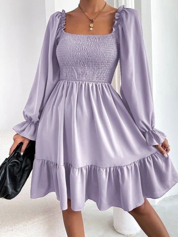 Robe évasée à manches longues et col carré