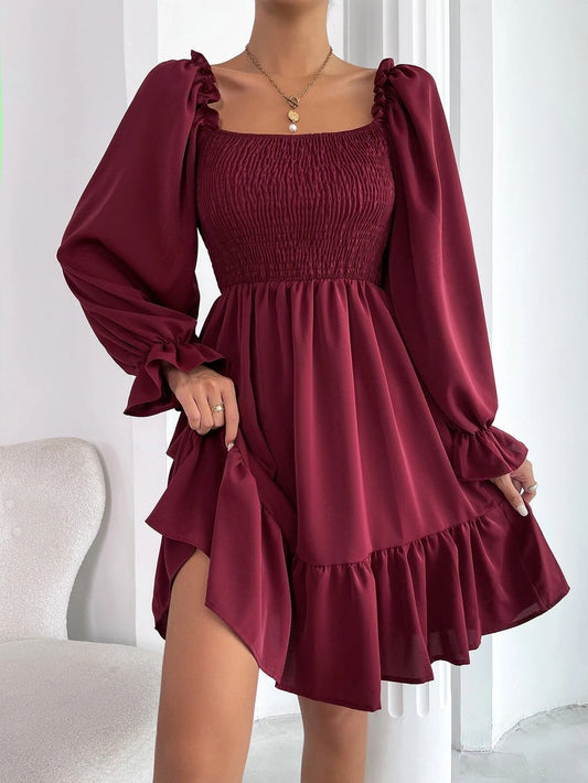 Robe évasée à manches longues et col carré